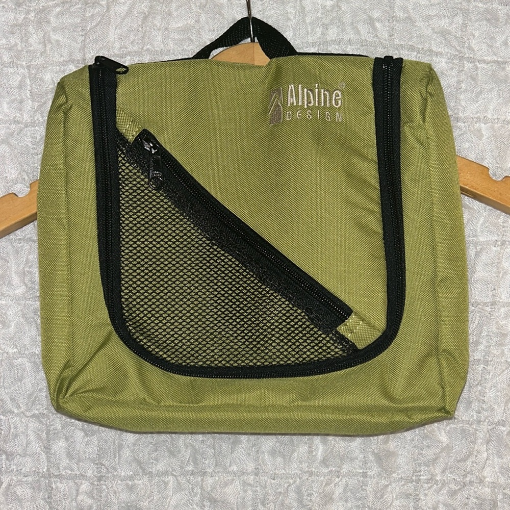 Alpine Design: Toiletries Bag